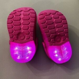 Size 4 toddler Stride Rite light-up bray clog in pink. Only worn a few times.